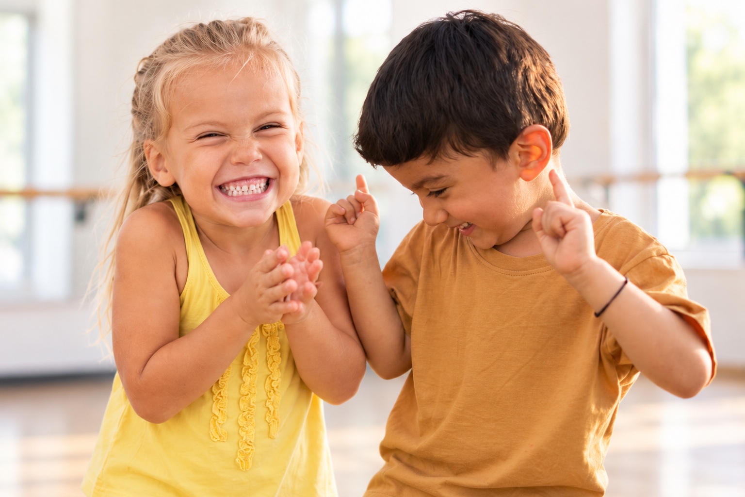 Zwei Kinder lachen und tanzen beim spielerischen Kindertanzen